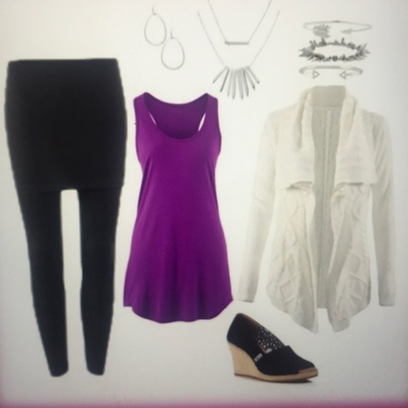 CAbi Scoop Neck Tank Size Medium #271 - Picture 2 of 7